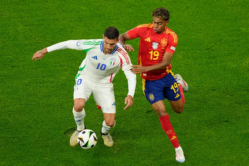 Lorenzo Pellegrini challenges for the ball with Lamine Yamal